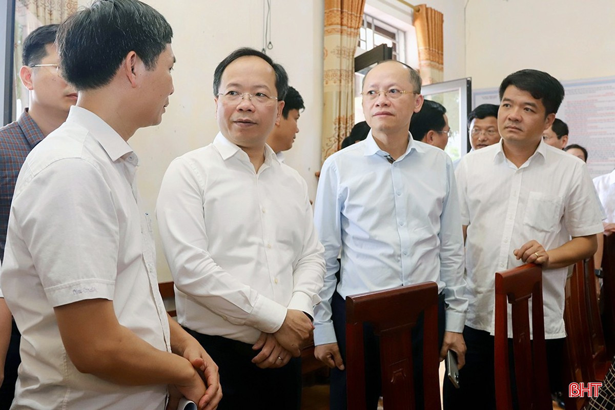 Bí thư Tỉnh ủy Nguyễn Duy Lâm và các đồng chí lãnh đạo tỉnh kiểm tra công tác chuẩn bị vận hành thử nghiệm chính quyền địa phương 2 cấp tại xã Sơn Kim 2 (tháng 6/2025). bqbht_br_image-1-2704.jpg