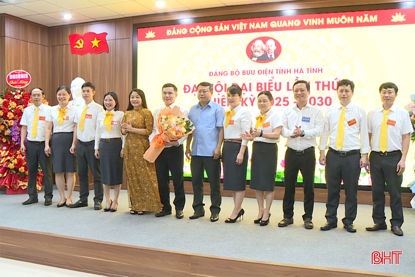 Lãnh đạo tỉnh tặng hoa chúc mừng Đại hội Đảng bộ Bưu điện Hà Tĩnh bqbht_br_3.png