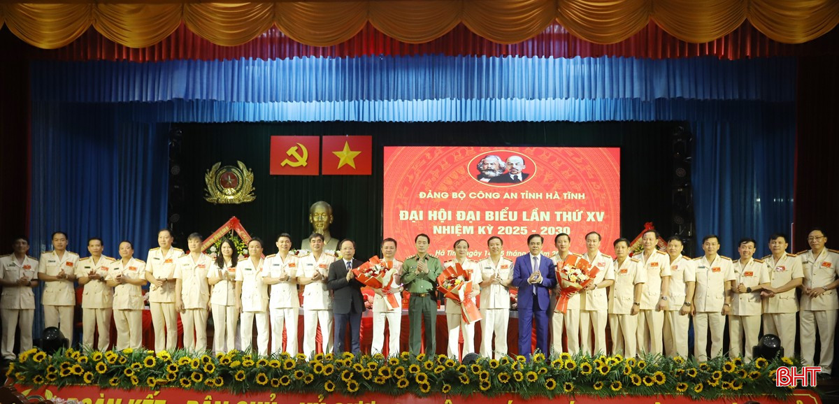 Thượng tướng Lê Quốc Hùng - Thứ trưởng Bộ Công an, Bí thư Tỉnh ủy Nguyễn Duy Lâm và Phó Bí thư Tỉnh ủy, Chủ tịch UBND tỉnh Võ Trọng Hải tặng hoa chúc mừng các đồng chí được bầu vào Ban Chấp hành Đảng bộ Công an tỉnh Hà Tĩnh khóa XV nhiệm kỳ 2025 - 2030. bqbht_br_img-5477.jpg
