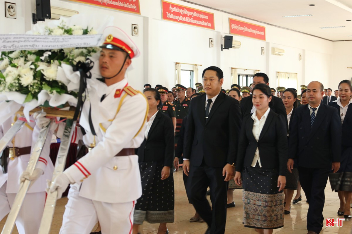 Các tầng lớp nhân dân ở Thủ đô Viêng Chăn dâng hương tưởng niệm các liệt sĩ. bqbht_br_9.jpg