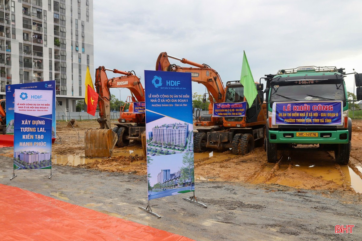Phương tiện chuẩn bị cho lễ động thổ khởi công Dự án thí điểm nhà ở xã hội tại phường Thạch Linh (nay là phường Thành Sen) - giai đoạn II. bqbht_br_f50fa85af08678d82197.jpg