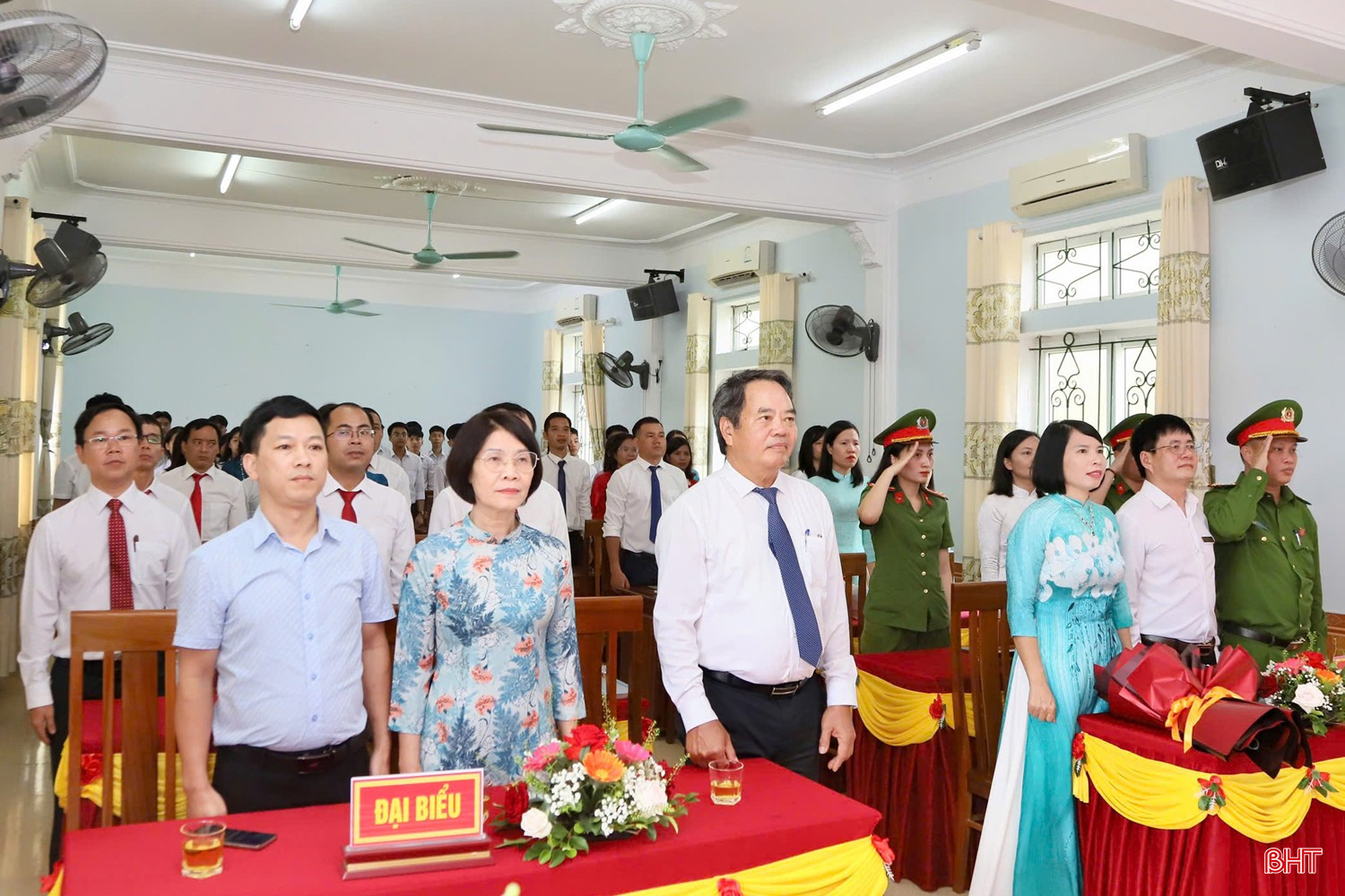 Trưởng ban Nội chính Tỉnh ủy Nguyễn Đình Hải và các đại biểu dự lễ khai giảng tại Trường THPT Đức Thọ. bqbht_br_1c44736c1c51970fce40.jpg