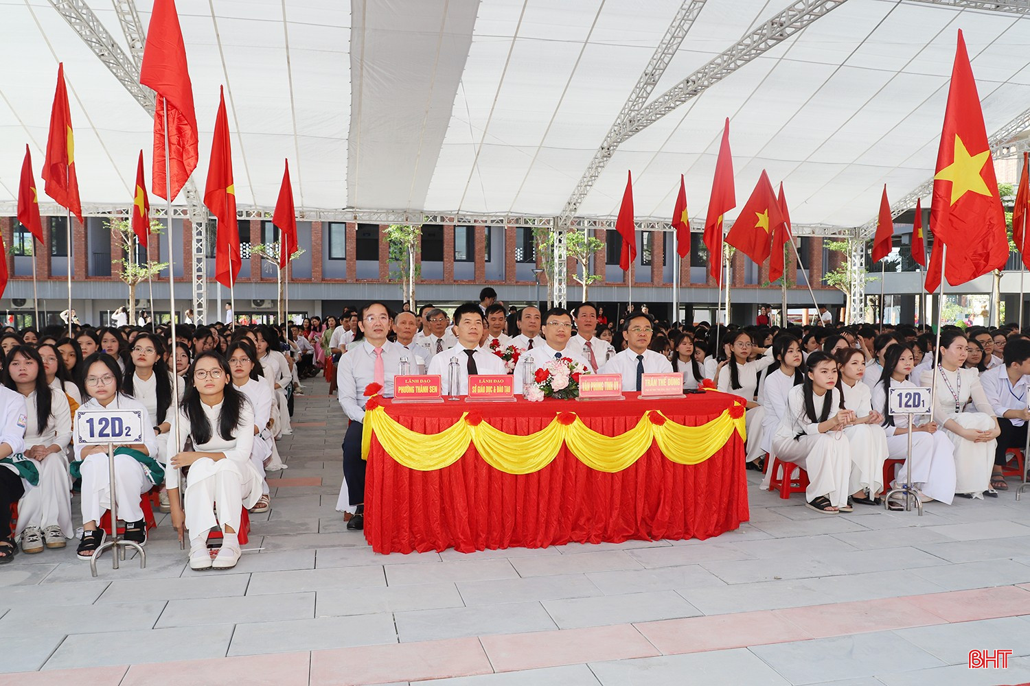 Phó Bí thư Thường trực Tỉnh ủy Trần Thế Dũng và các đại biểu tham dự Lễ khai giảng tại điểm cầu Trường THPT Phan Đình Phùng (phường Thành Sen). Phó Bí thư Thường trực Tỉnh ủy Trần Thế Dũng và các đại biểu tham dự Lễ khai giảng tại điểm cầu Trường THPT Phan Đình Phùng (phường Thành Sen).