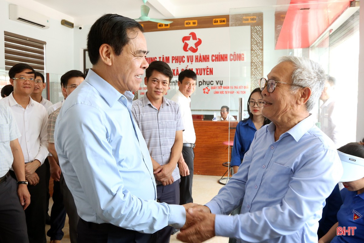 Chủ tịch UBND tỉnh trao đổi với người dân đến giao dịch tại Trung tâm Phục vụ hành chính công xã Cẩm Xuyên mới. bqbht_br_4.jpg