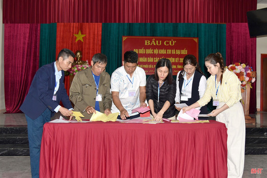 Hà Tĩnh khẩn trương kiểm phiếu bầu cử