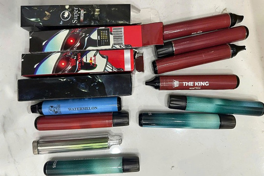 Phá đường dây bán thuốc lá điện tử tẩm ma tuý cho học sinh