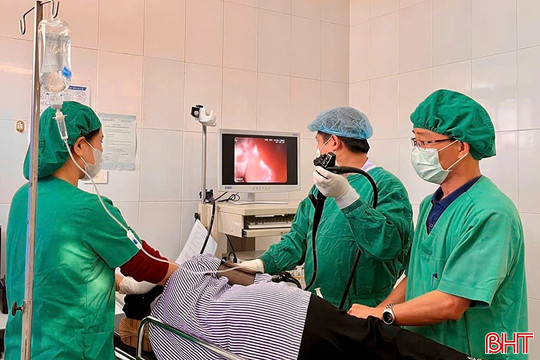 Gắp thành công sợi thép xuyên thành dạ dày bệnh nhân