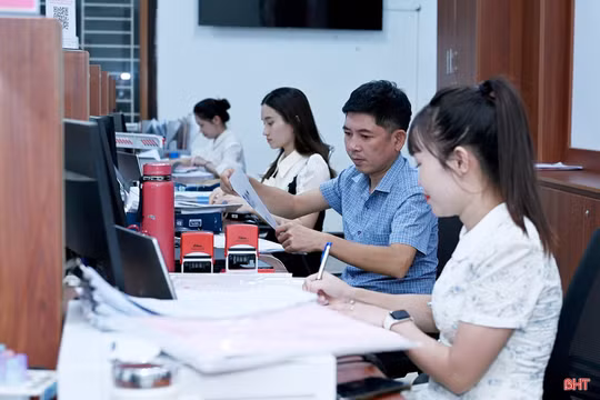 Hà Tĩnh áp dụng mức hỗ trợ đặc thù đối với cán bộ trung tâm phục vụ hành chính công