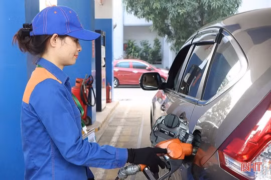 Giá xăng E10 giảm về 20.000 đồng một lít