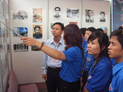 Các ĐVTN tham quan triển lãm Các ĐVTN tham quan triển lãm