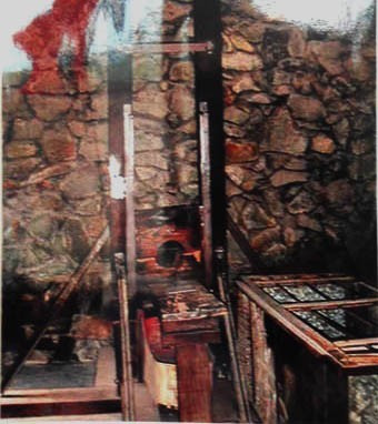 Chiếc máy chém thực dân Pháp dùng để giết hại các chiến sỹ cách mạng, trong đó có Lý Tự Trọng. Chiếc máy chém thực dân Pháp dùng để giết hại các chiến sỹ cách mạng, trong đó có Lý Tự Trọng.