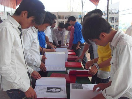 Tìm hiểu truyền thống cách mạng của quê hương. Tìm hiểu truyền thống cách mạng của quê hương.