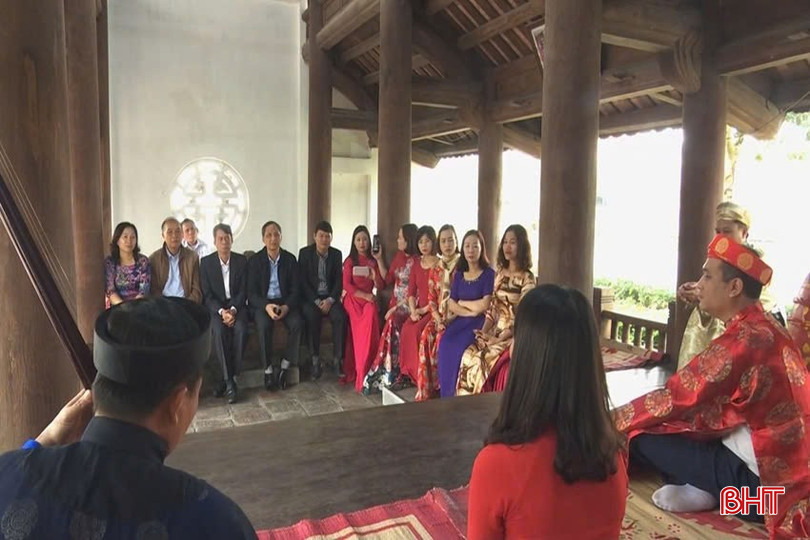 Du khách thưởng thức ca trù bqbht_br_z7004022930350-176628e2ed4c0f4a611b1dedd8598bd5.jpg