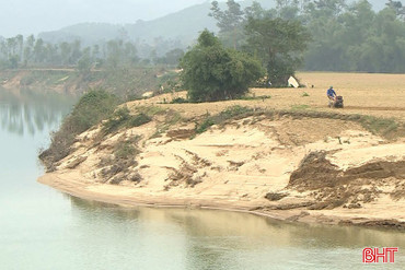 Sinh kế chênh vênh nơi bờ sông bị sạt lở 