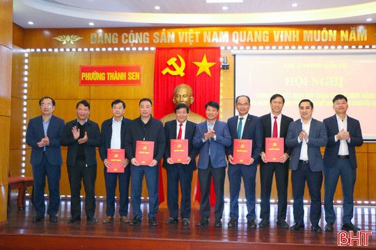 Phường Thành Sen tiếp nhận 14 tổ chức Đảng với hơn 2.000 đảng viên