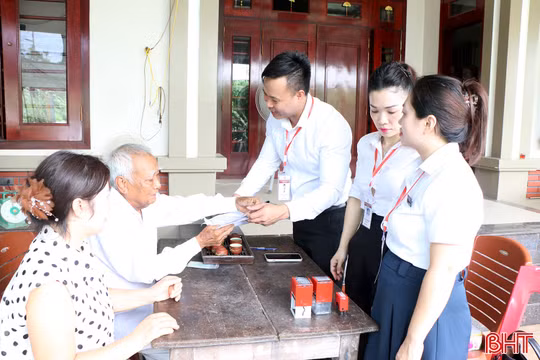 Dịch vụ công lưu động ở Thành Sen: Từ chờ dân tới chủ động đến với dân