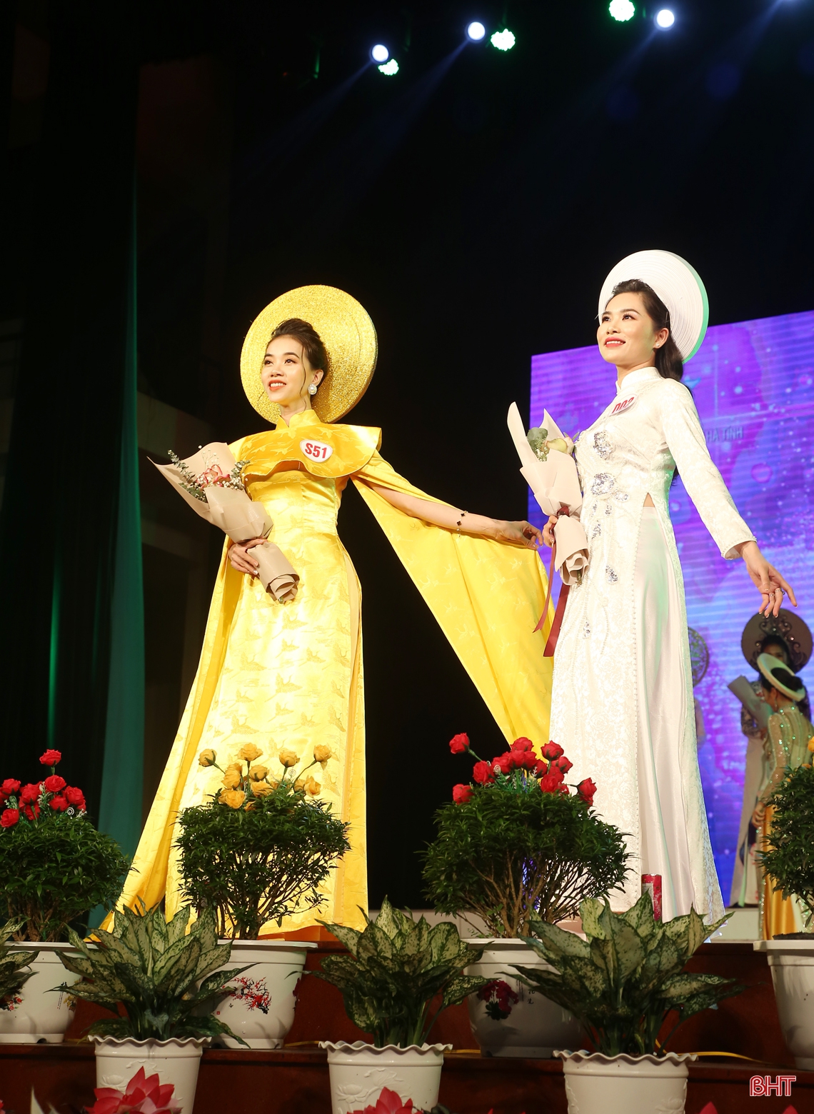 Ngắm phụ nữ Hà Tĩnh thướt tha trong đêm trao giải Cuộc thi “Duyên dáng áo dài qua ảnh”