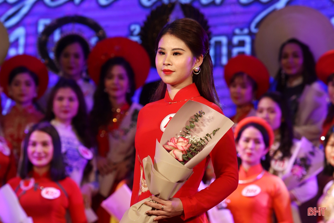 Ngắm phụ nữ Hà Tĩnh thướt tha trong đêm trao giải Cuộc thi “Duyên dáng áo dài qua ảnh”