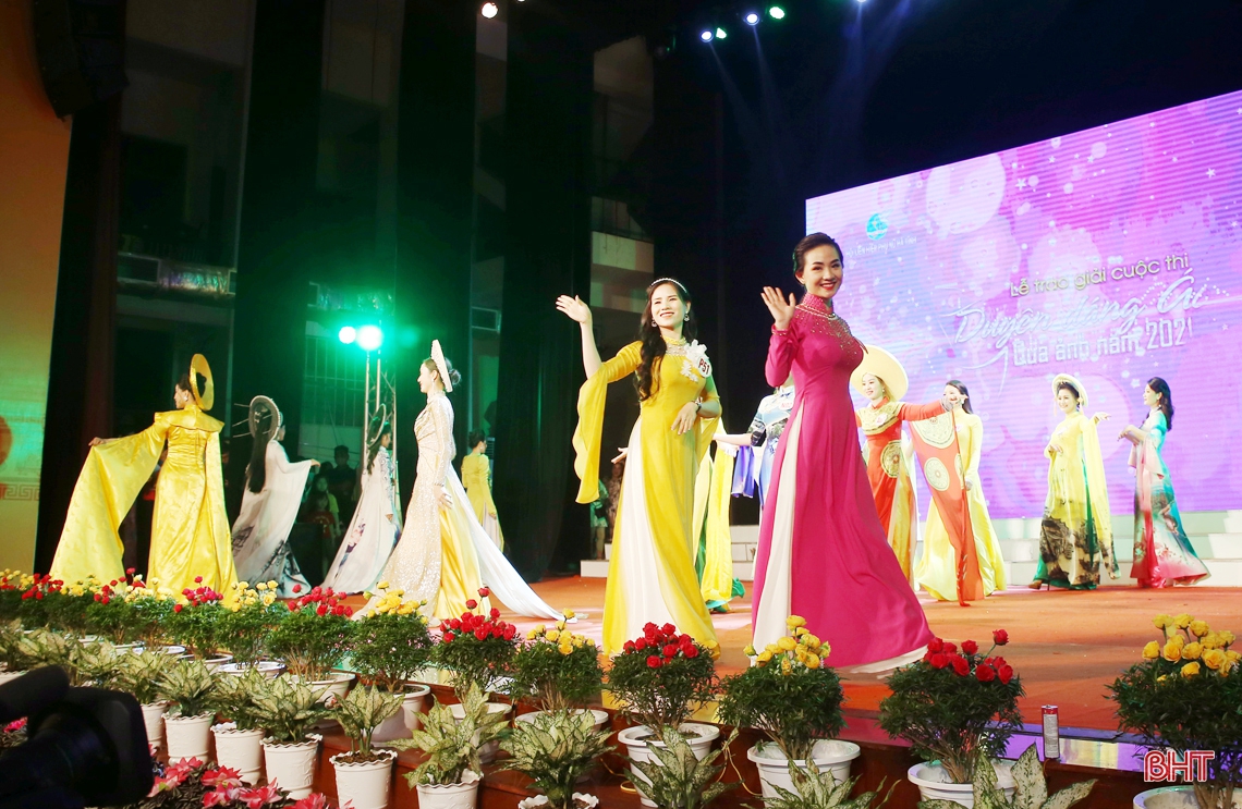 Ngắm phụ nữ Hà Tĩnh thướt tha trong đêm trao giải Cuộc thi “Duyên dáng áo dài qua ảnh”