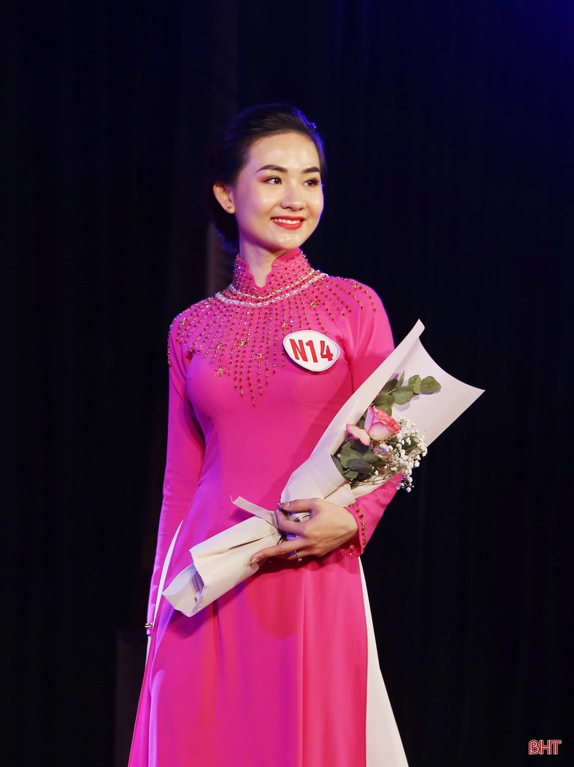 Ngắm phụ nữ Hà Tĩnh thướt tha trong đêm trao giải Cuộc thi “Duyên dáng áo dài qua ảnh”