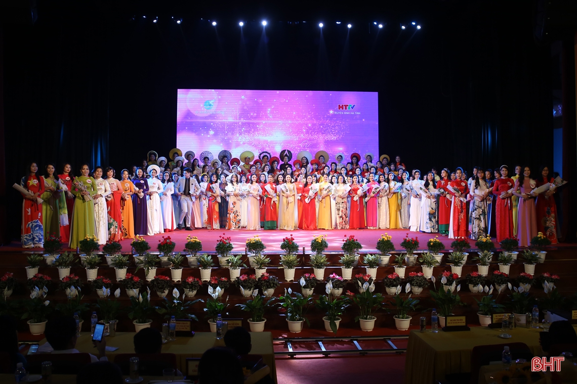 Ngắm phụ nữ Hà Tĩnh thướt tha trong đêm trao giải Cuộc thi “Duyên dáng áo dài qua ảnh”