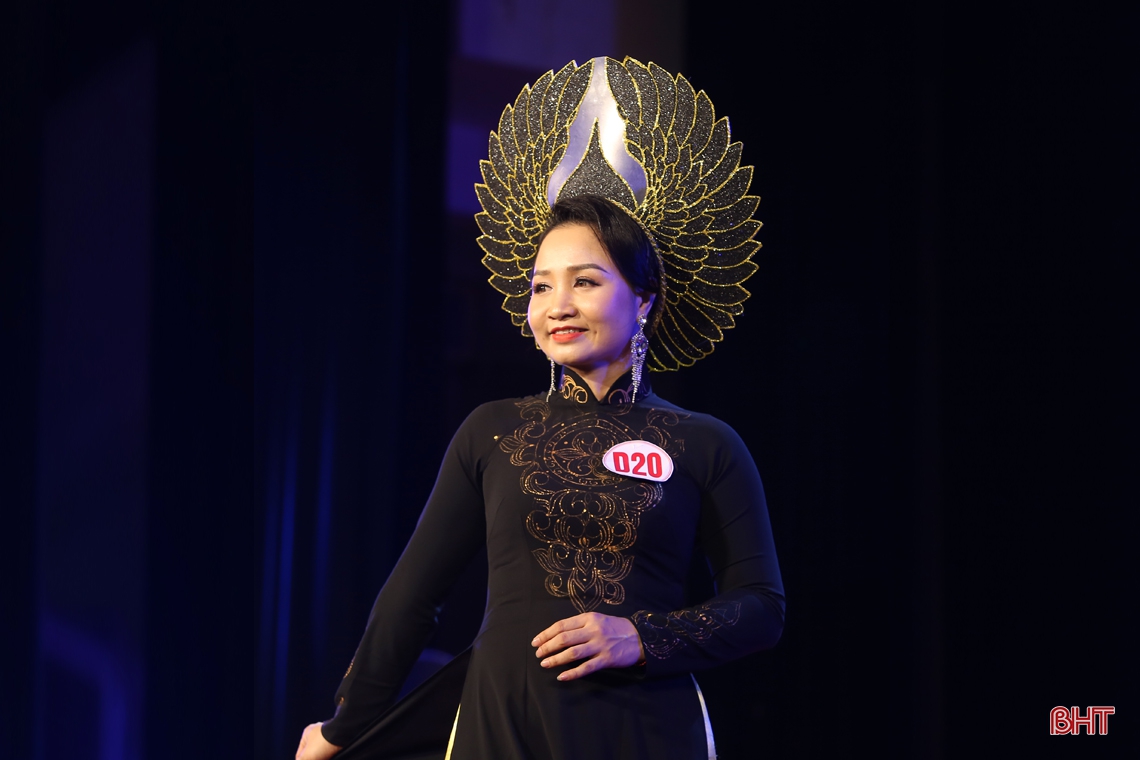 Ngắm phụ nữ Hà Tĩnh thướt tha trong đêm trao giải Cuộc thi “Duyên dáng áo dài qua ảnh”