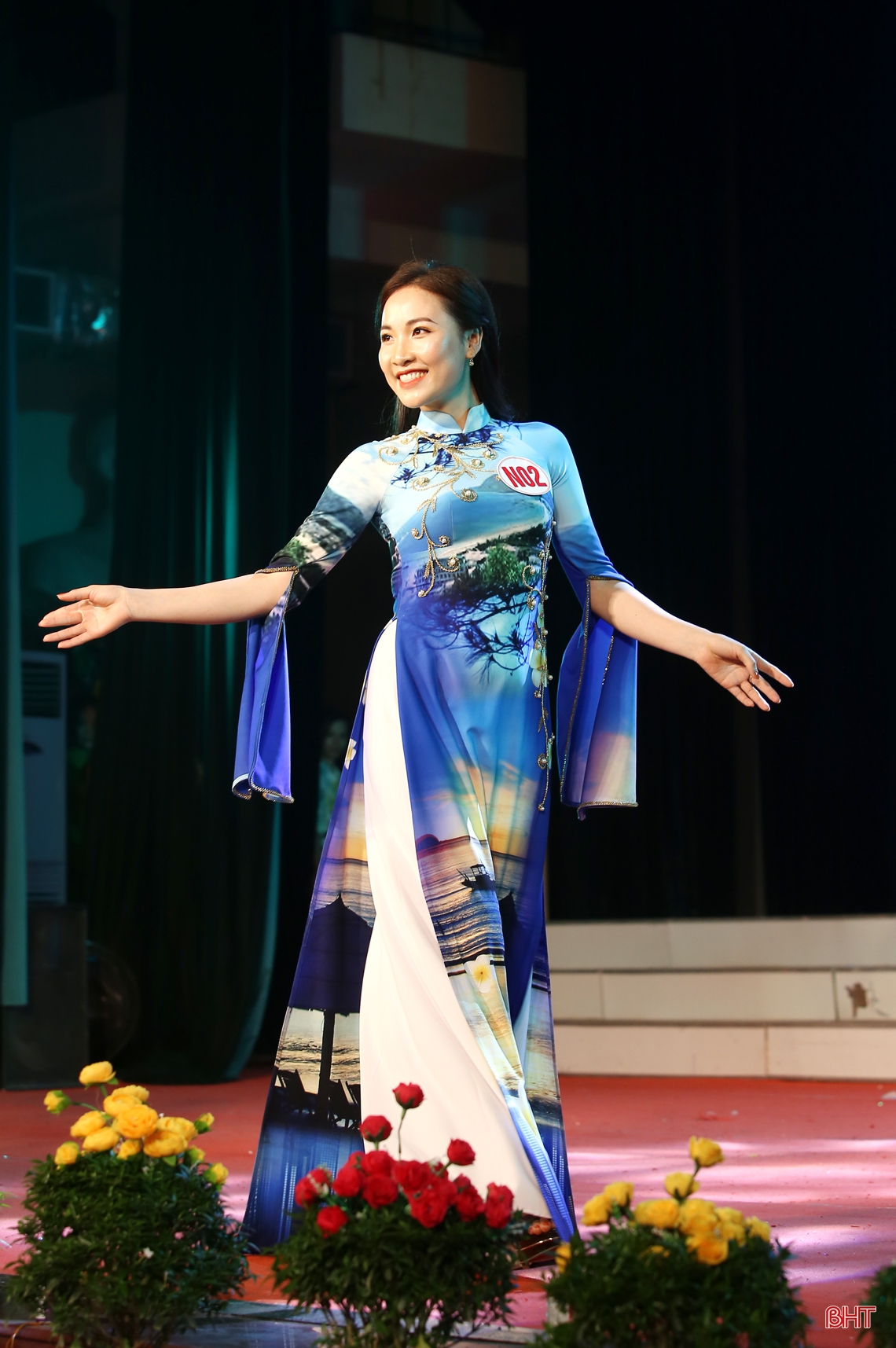 Ngắm phụ nữ Hà Tĩnh thướt tha trong đêm trao giải Cuộc thi “Duyên dáng áo dài qua ảnh”