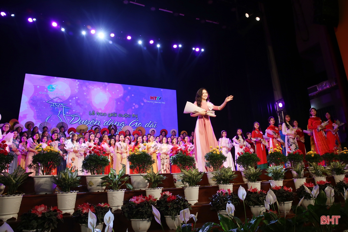 Ngắm phụ nữ Hà Tĩnh thướt tha trong đêm trao giải Cuộc thi “Duyên dáng áo dài qua ảnh”