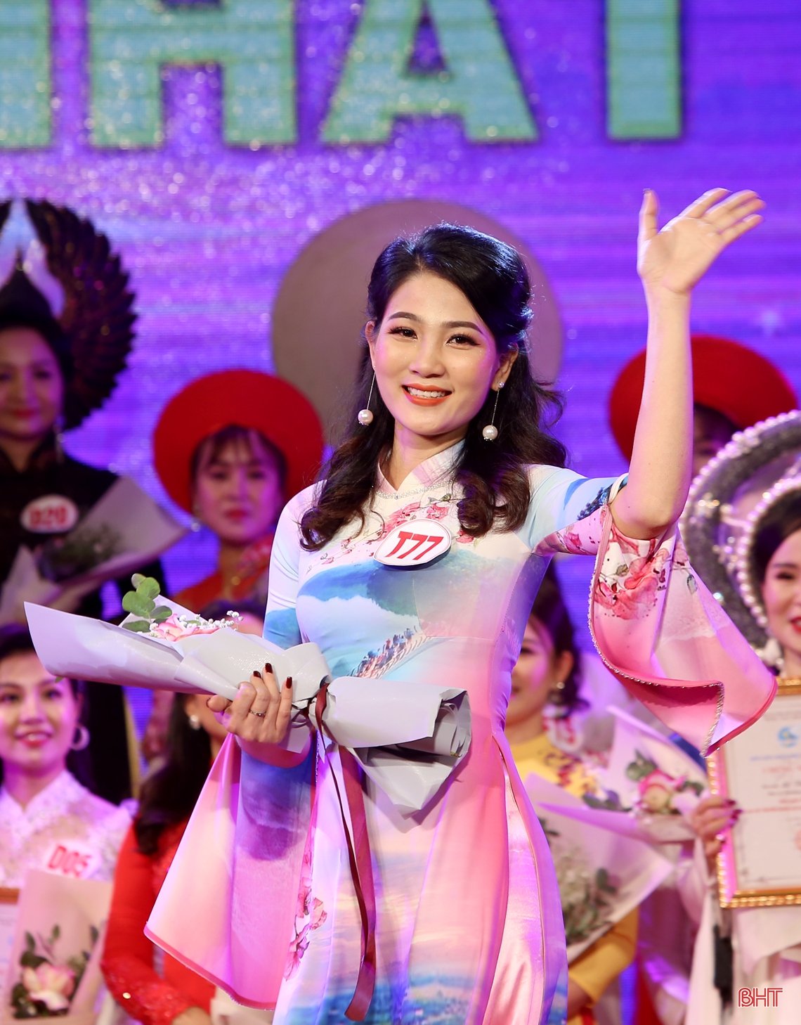 Ngắm phụ nữ Hà Tĩnh thướt tha trong đêm trao giải Cuộc thi “Duyên dáng áo dài qua ảnh”