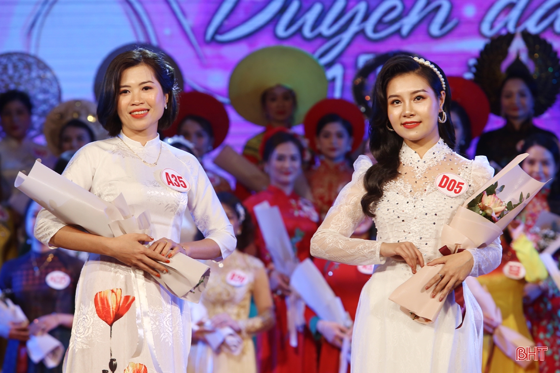 Ngắm phụ nữ Hà Tĩnh thướt tha trong đêm trao giải Cuộc thi “Duyên dáng áo dài qua ảnh”