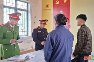 Khởi tố thiếu niên ném đá làm vỡ kính xe tải trên cao tốc ở Hà Tĩnh