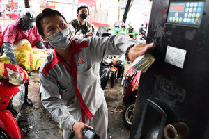 Giá xăng giảm, dầu tăng