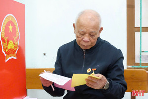 Gần 1 triệu cử tri Hà Tĩnh nô nức đi bầu cử 