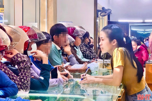 Người dân Hà Tĩnh mua vàng đầu tư hay do tâm lý "sợ bỏ lỡ"?