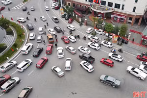 Lưu thông qua vòng xuyến, vì sao còn lộn xộn?