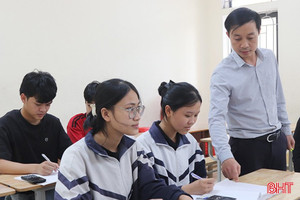 Thầy giáo miền núi miệt mài thắp sáng ước mơ cho học trò
