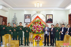 Bộ Tư lệnh Quân khu 4 chúc mừng Tòa Giám mục Giáo phận Hà Tĩnh