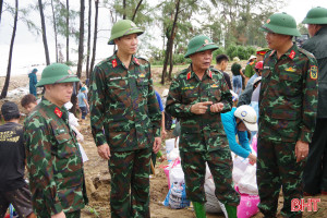 Phó Tư lệnh Quân khu 4 kiểm tra công tác ứng phó bão mạnh tại Hà Tĩnh
