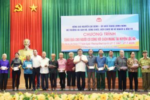 Bộ trưởng Bộ KH&ĐT Nguyễn Chí Dũng tặng quà gia đình chính sách ở Hà Tĩnh