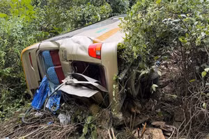 Xe chở đoàn du khách lao xuống vực 100m, 2 người tử vong