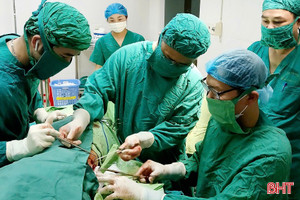 Đoạn cành tro dài 20cm "trốn" hơn 2 năm trong lồng ngực cụ bà 95 tuổi 