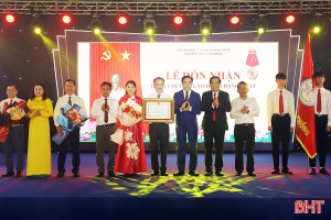 Trường THPT Cẩm Bình đón nhận Huân chương Lao động hạng Nhất