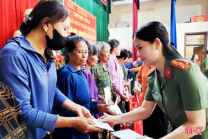Trao 100 suất quà cho các hộ hoàn cảnh khó khăn, gia đình có công với cách mạng