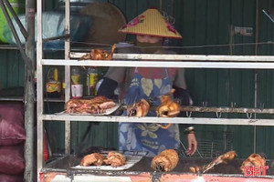 Cảnh báo từ hè phố: Thực phẩm không được che đậy, món ăn chín đặt cạnh đồ sống