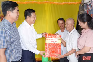 Lãnh đạo tỉnh thăm hỏi, tặng quà người có công với cách mạng