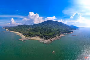 Khám phá vẻ đẹp thơ mộng của bãi biển Hoành Sơn