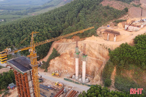Thi công xuyên lễ trên công trường Cao tốc Vũng Áng - Bùng 