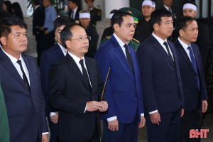 Đoàn đại biểu tỉnh Hà Tĩnh kính viếng nguyên Chủ tịch nước Trần Đức Lương