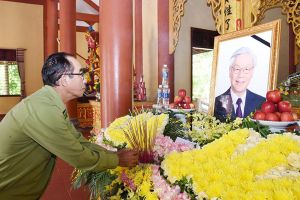 Người dân Hà Tĩnh đến chùa cầu siêu, tưởng niệm Tổng Bí thư Nguyễn Phú Trọng