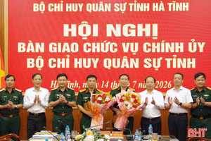 Bàn giao chức vụ Chính ủy Bộ Chỉ huy Quân sự tỉnh Hà Tĩnh